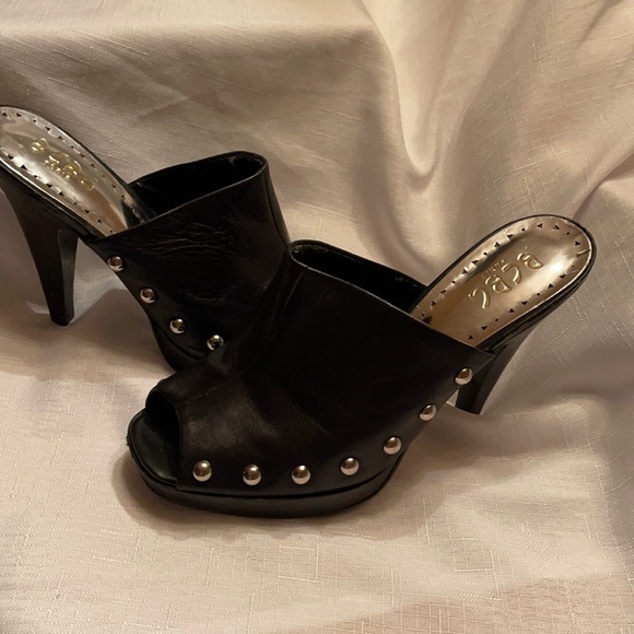 BCBG black leather size 7B mule with silver buttons - Picture 2 of 7